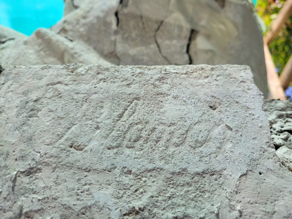 Hallazgo revela la firma original de Blanca Merino en escultura “Último Regazo”