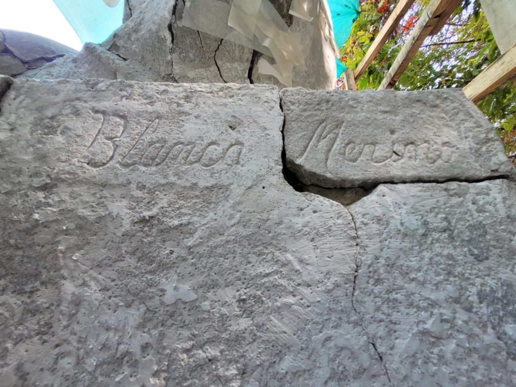 Hallazgo revela la firma original de Blanca Merino en escultura “Último Regazo”