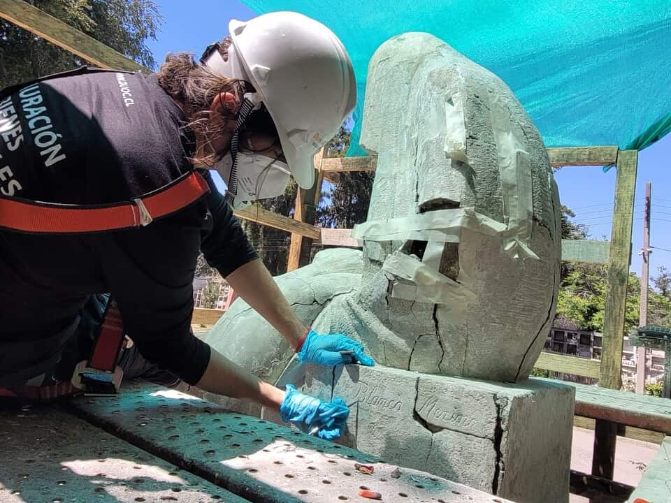 Hallazgo revela la firma original de Blanca Merino en escultura “Último Regazo”