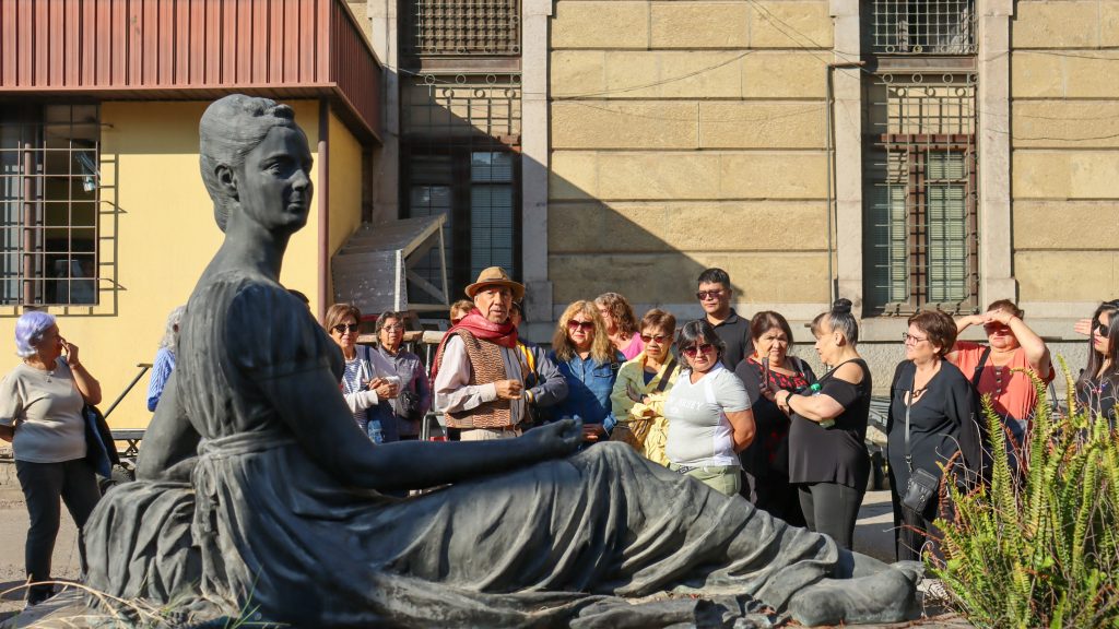 Vecinas y vecinos participaron de nuestro recorrido “Artes y Letras”
