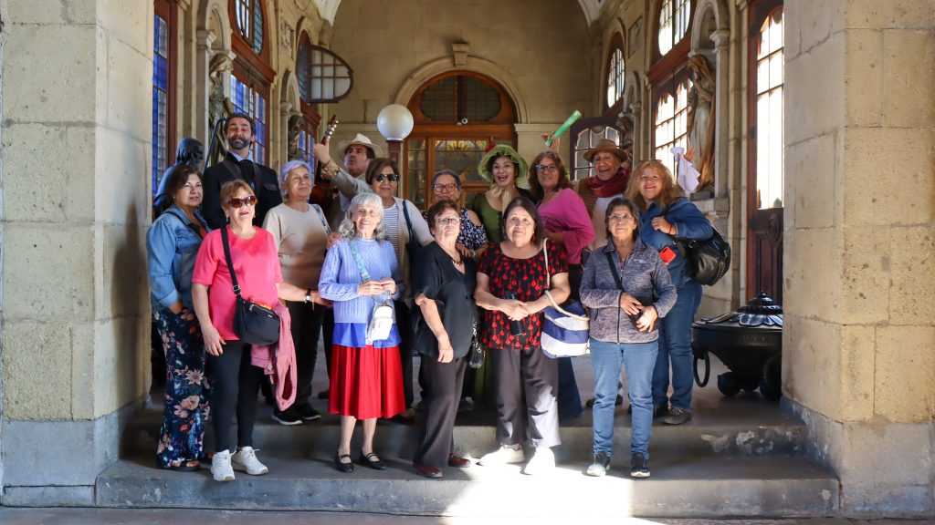 Vecinas y vecinos participaron de nuestro recorrido “Artes y Letras”