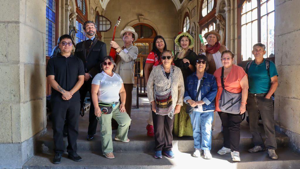 Vecinas y vecinos participaron de nuestro recorrido “Artes y Letras”