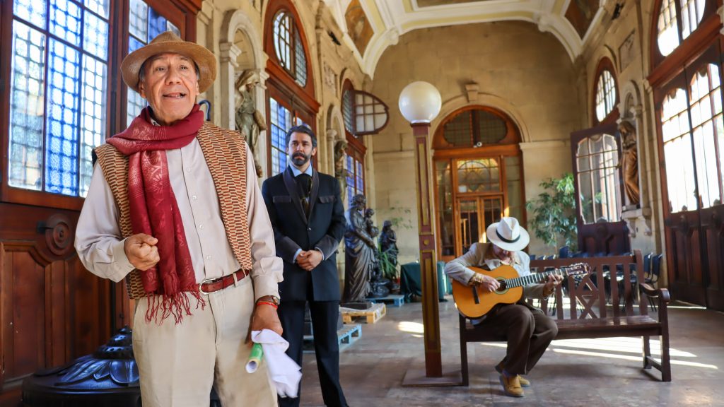 Vecinas y vecinos participaron de nuestro recorrido “Artes y Letras”