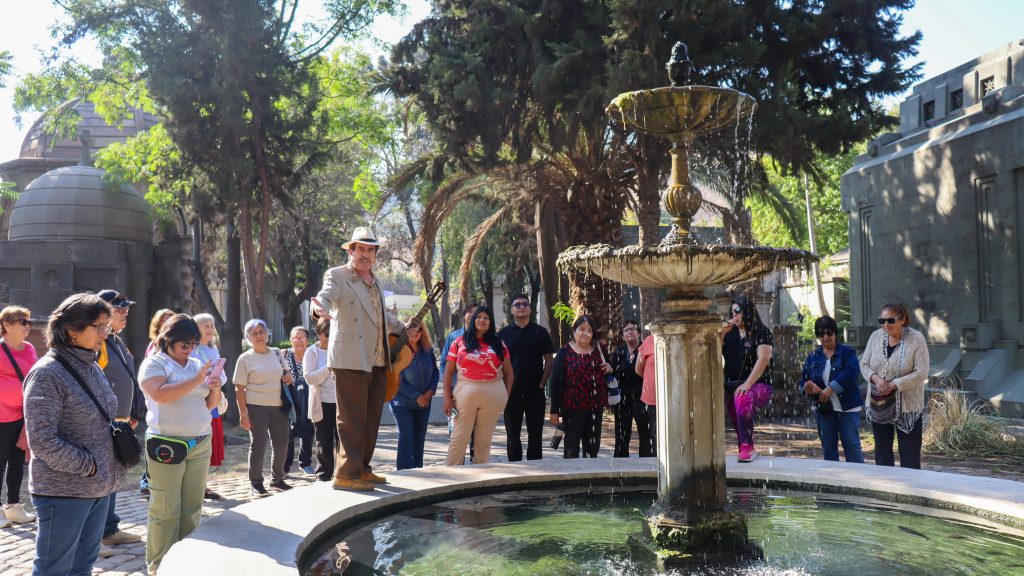 Vecinas y vecinos participaron de nuestro recorrido “Artes y Letras”