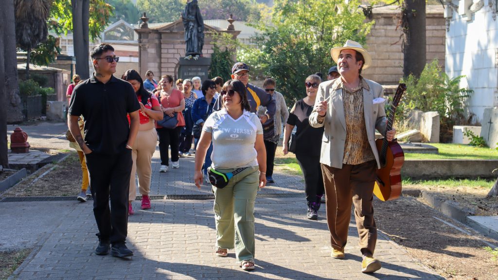Vecinas y vecinos participaron de nuestro recorrido “Artes y Letras”
