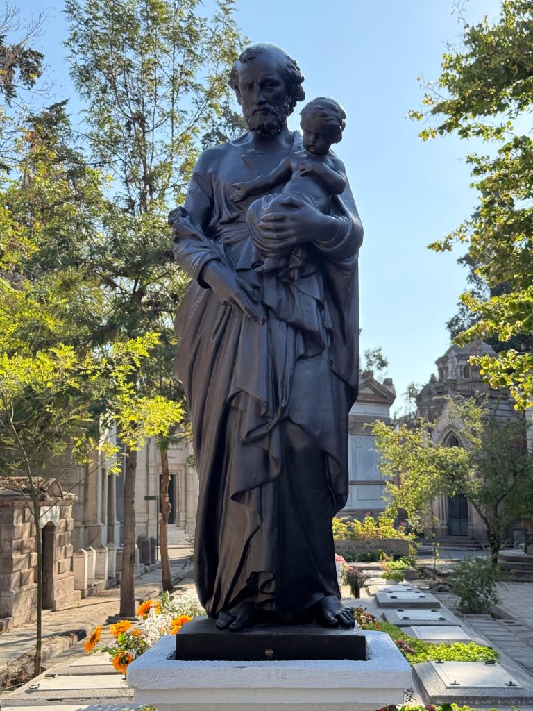 Esculturas intervenidas vuelven a su lugar en el Cementerio General