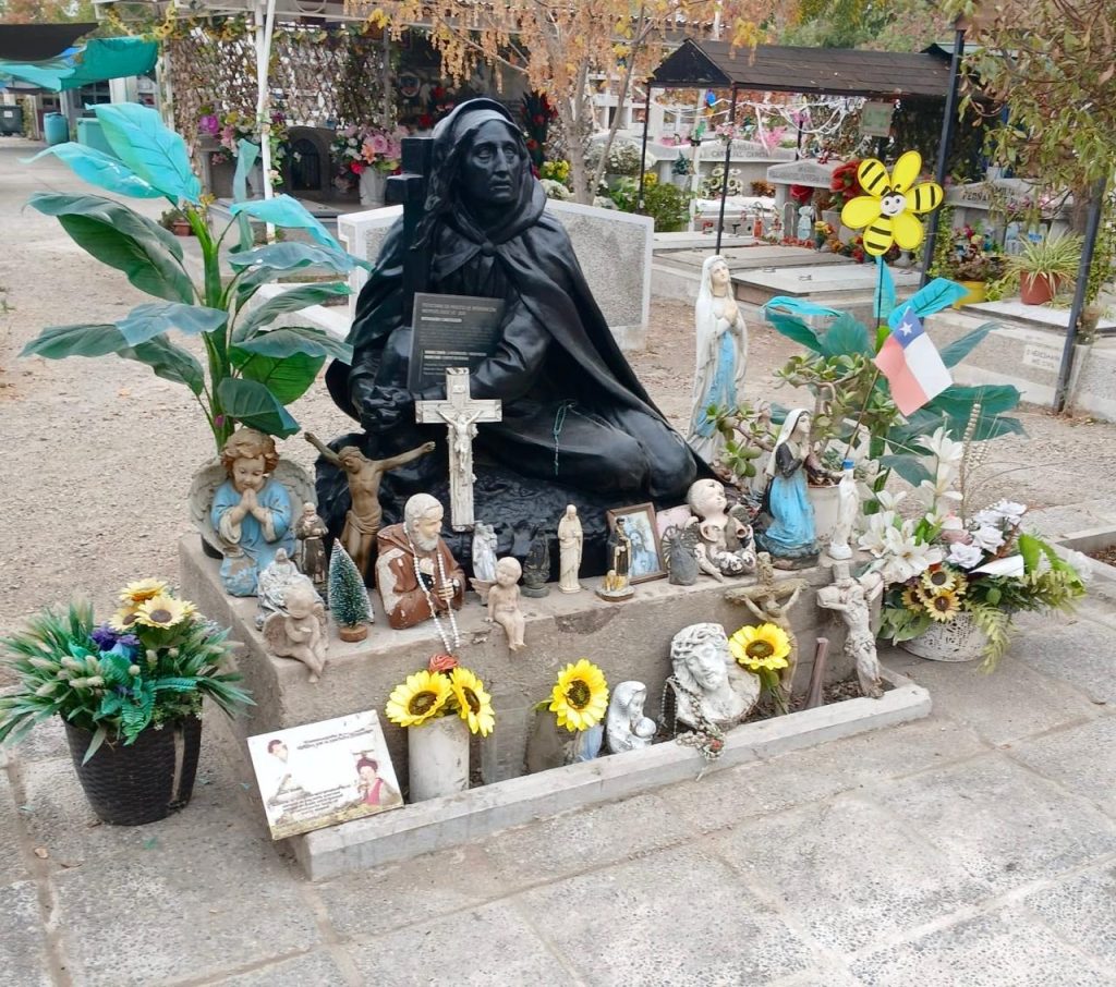 Esculturas intervenidas vuelven a su lugar en el Cementerio General