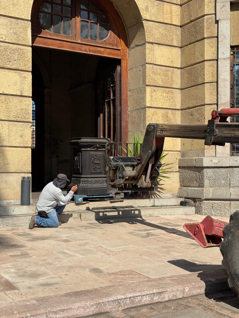 Esculturas intervenidas vuelven a su lugar en el Cementerio General