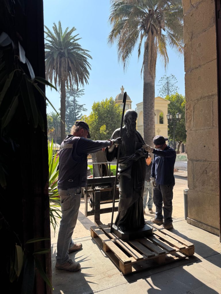 Esculturas intervenidas vuelven a su lugar en el Cementerio General