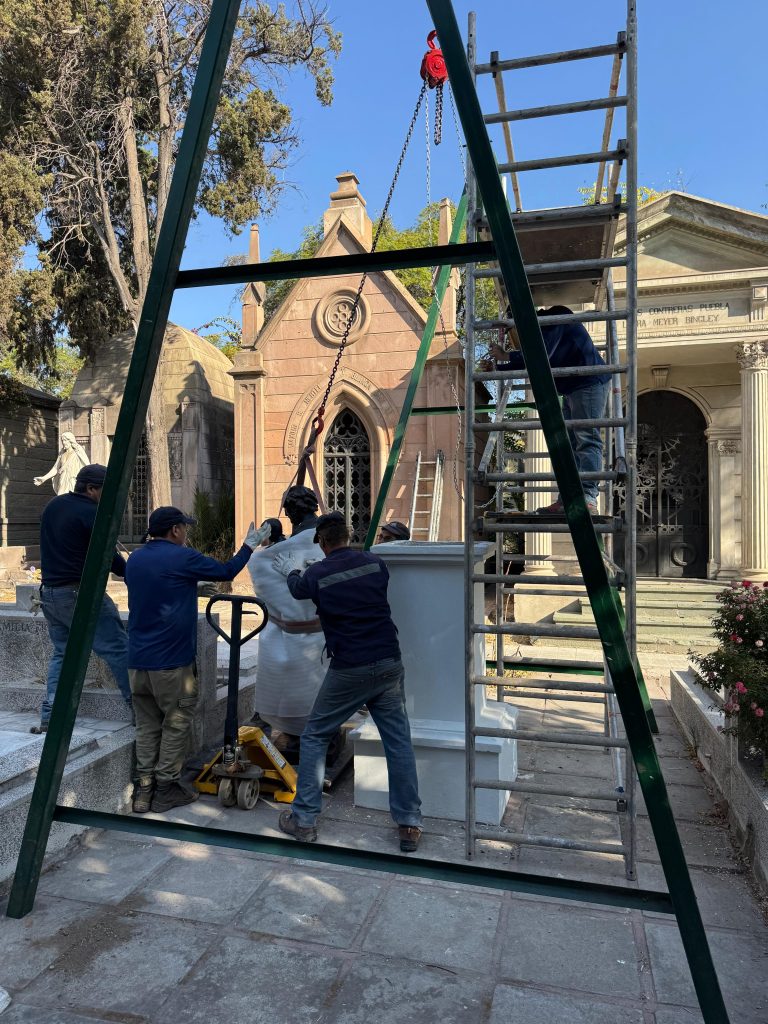 Esculturas intervenidas vuelven a su lugar en el Cementerio General