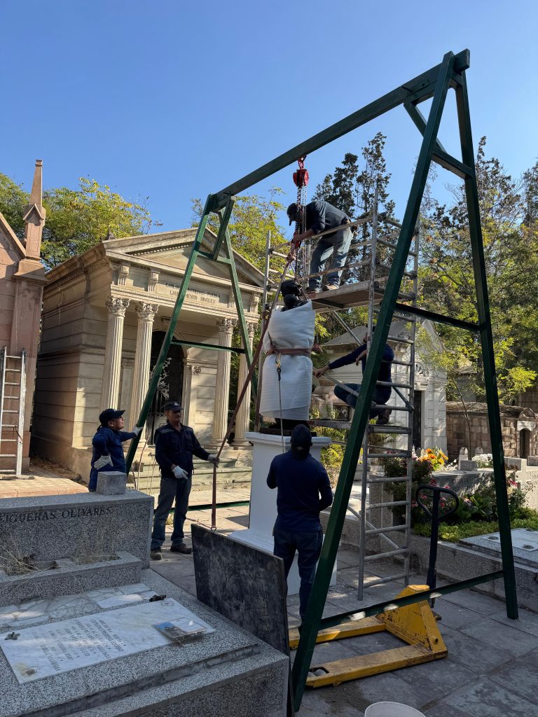 Esculturas intervenidas vuelven a su lugar en el Cementerio General