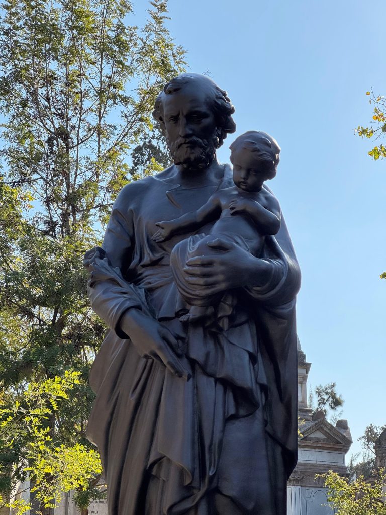 Esculturas intervenidas vuelven a su lugar en el Cementerio General
