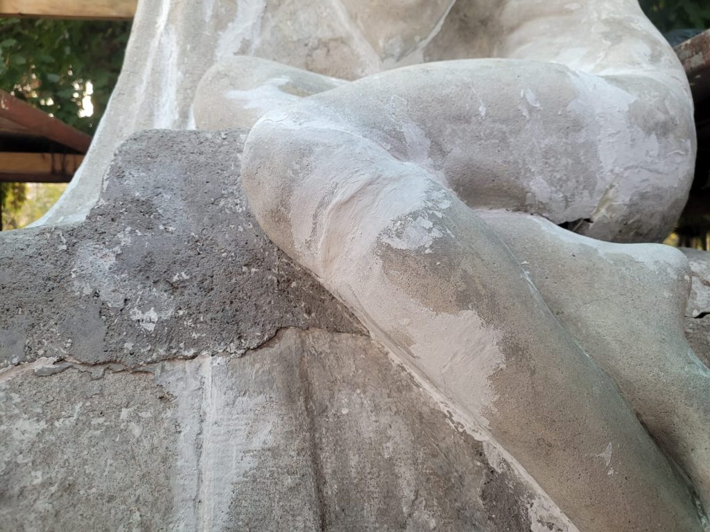 Avances en la consolidación de la escultura “Último Regazo”
