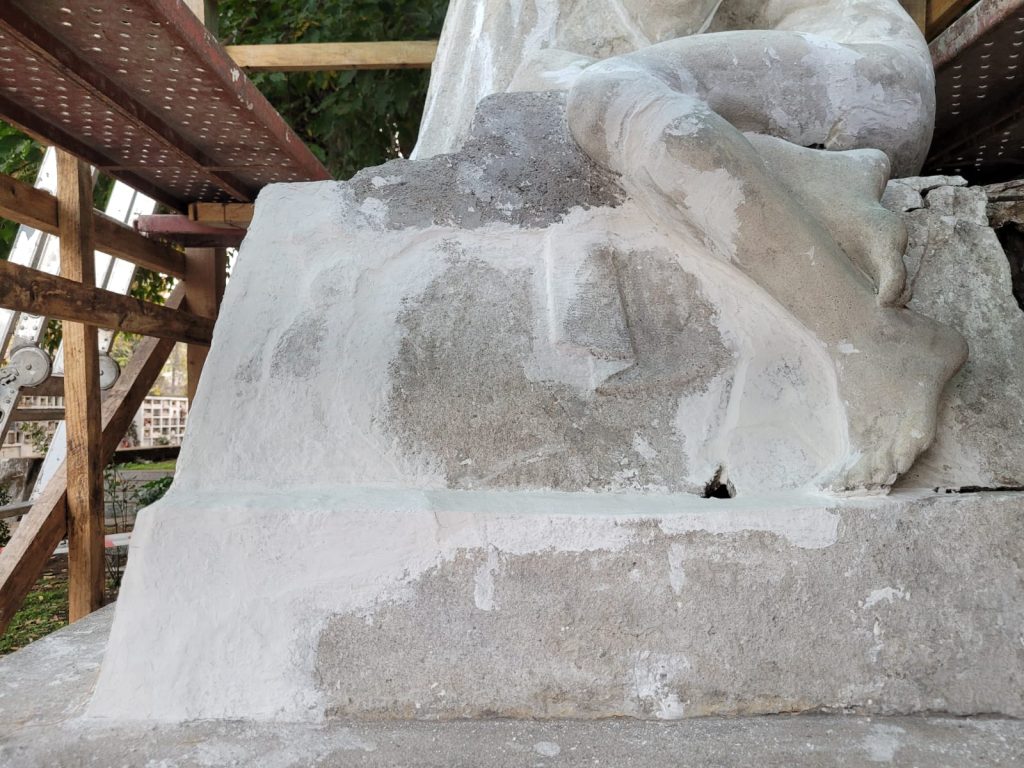 Avances en la consolidación de la escultura “Último Regazo”