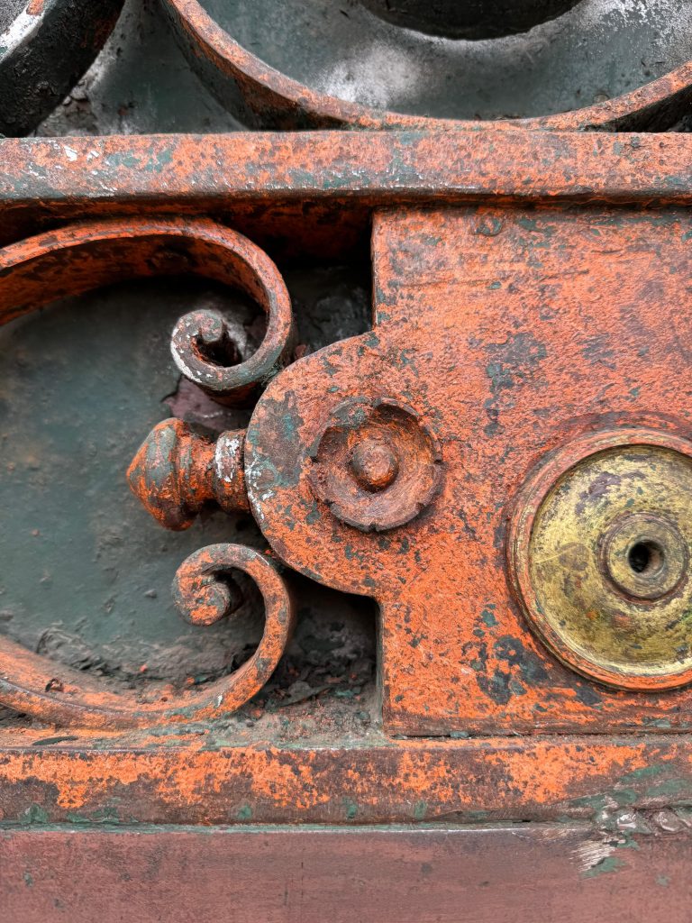 Comienza la restauración del histórico Portón Cipreses del Cementerio General