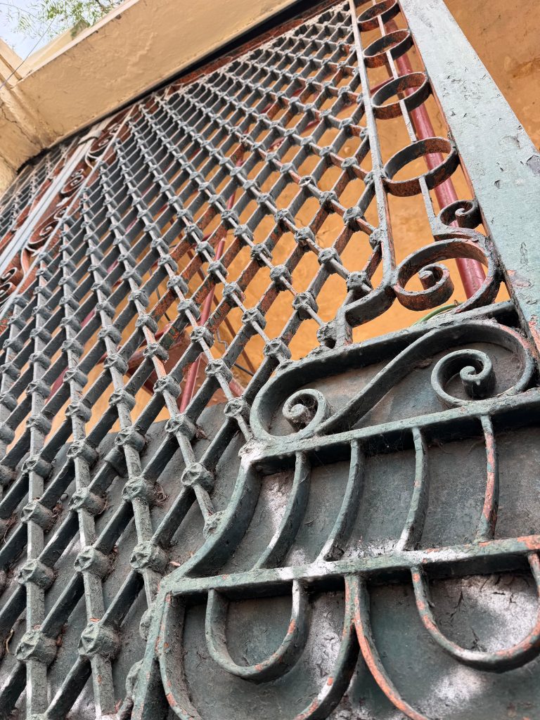 Comienza la restauración del histórico Portón Cipreses del Cementerio General