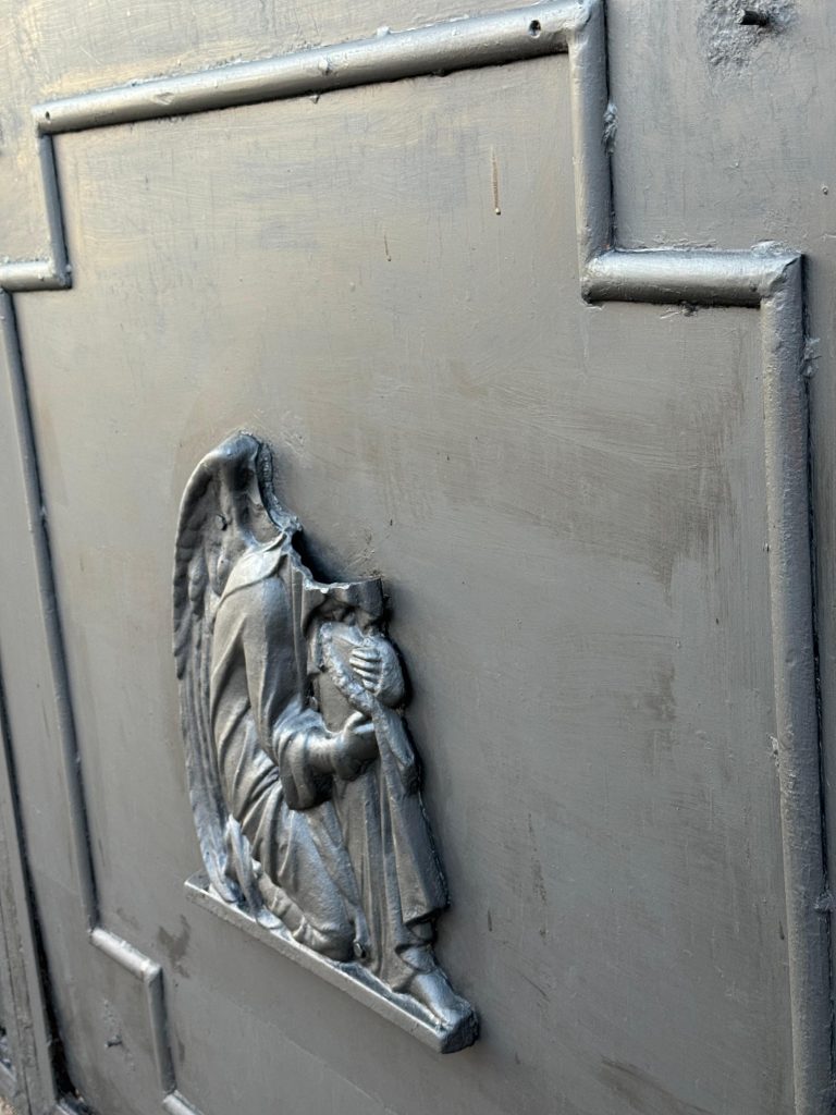 Comienza la restauración del histórico Portón Cipreses del Cementerio General