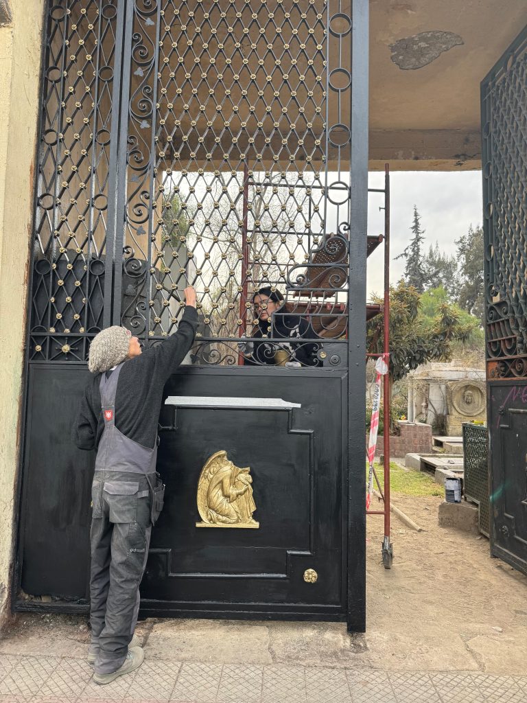 Comienza la restauración del histórico Portón Cipreses del Cementerio General