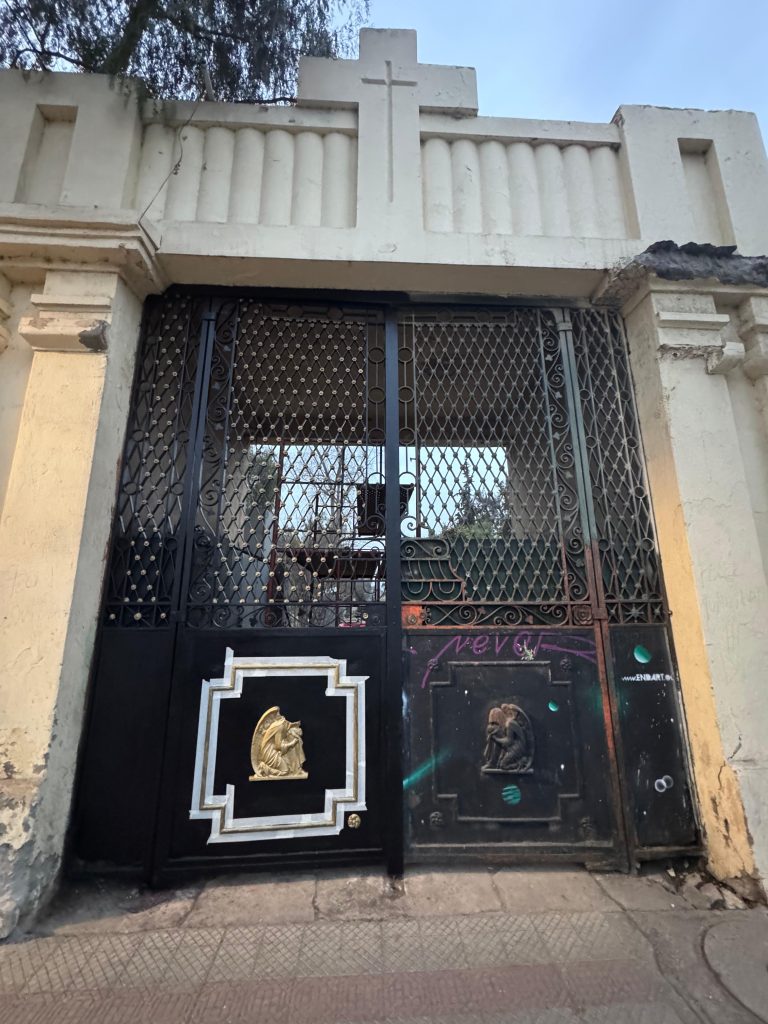 Comienza la restauración del histórico Portón Cipreses del Cementerio General